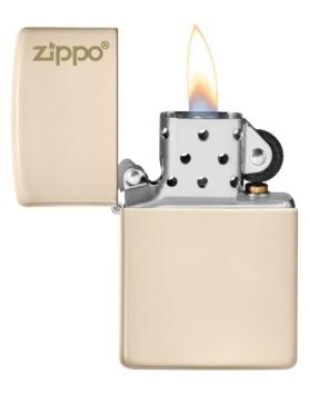 Zippo Flat Sand with Zippo logo open met vlam