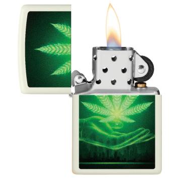 Zippo Cannabis Glow in the Dark open met vlam