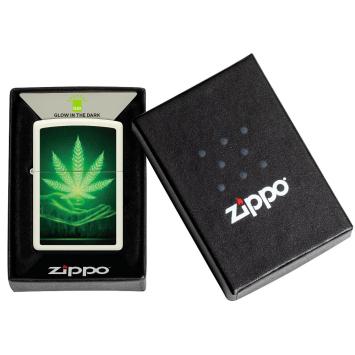 Zippo Cannabis Glow in the Dark in verpakking