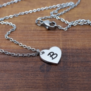 Sleutelhanger met uitgesneden hart met ketting