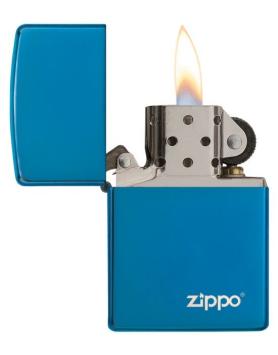 Zippo Saphhire with Logo open met vlam